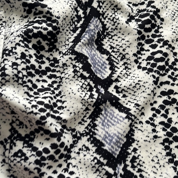 SHEIN snake print mini skirt with slit- SIZE SMALL - Picture 8 of 10